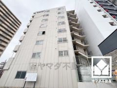 キッチン横には大容量のパントリーがございます。まとめ買いしても心配要らずの収納力で、食品のストックや食器等もすっきり片付けることができます。