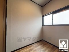 ウォークインクローゼットにも窓や照明が設置されており、明るい空間になっています。