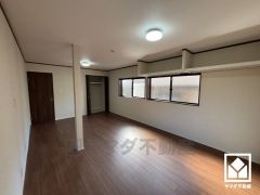 約11帖の2階北東側洋室です。全居室6帖以上のゆとりある居住空間?で、広々お使いいただけます。