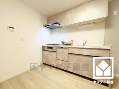 調理に手間がかかりがちな肉や魚を、短時間でサッと焼き上げることができるグリル付き。換気効率が高くお手入れしやすいスリム型のレンジフードも完備。スッキリとしたスタイリッシュなデザインも魅力の一つです。