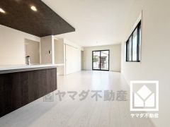 自然光を取り込む、開放感あふれる暮らし。隅々まで光が降り注ぎ、明るく心地の良い空間。東側・北側の窓はシャッター雨戸付きでセキュリティにも配慮されています。