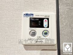 使いやすい給湯リモコンです。設定湯量になると約10秒間のブザーでお知らせしてくれる、お湯はりブザー機能付き。（お湯は自動的には止まりません）