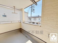 バルコニーは奥行きがあり広々としているため、お洗濯物をたっぷりと干す事ができます。