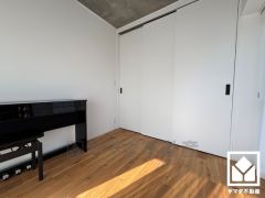 リビングへ繋がる引き戸のお部屋で、一体利用も可能です。全居室美しい無垢フローリングでお掃除もラクラクです。