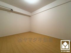 約6帖の北側洋室です。お子様のお部屋などにも丁度良い広さです。