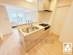 対面式キッチンなのでお料理中でもお子様の様子が分かって安心です。調理に手間がかかりがちな肉や魚を、短時間でサッと焼き上げることができるグリル付き。