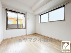 約6.5帖の北西側洋室です。全居室に窓がございます。明るい陽光がたっぷり差し込む心地よい生活空間です。