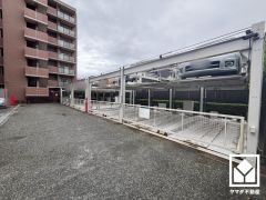 敷地内に駐車場を完備（月額6000円～10000円）。重い荷物や雨の日の移動もスムーズで、快適なカーライフを実現。空き状況は弊社スタッフまでお気軽にお問い合わせください。