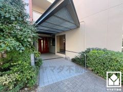 緑に囲まれたエントランスが、都会の喧騒を忘れさせる。自然と調和する、美しい迎賓空間。