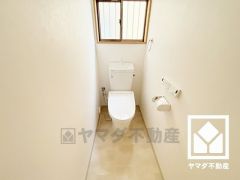 明るく清潔感溢れるトイレです。小窓が付いているので日中は明るく、居心地の良いプライベートスペースです。