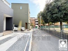 「ツルハドラッグ尼崎武庫元町店」まで徒歩3分、「サンディ武庫元町店」まで徒歩4分など、お買い物施設が徒歩5分圏内に複数あり便利な住環境です。