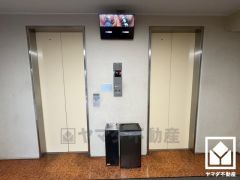 2基のエレベーターを設置し、待ち時間を短縮。快適な住まいへのアクセスをスムーズに。防犯カメラが設置されておりセキュリティにも配慮されています。