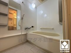 1日の疲れを癒す浴室でゆったりリフレッシュ。清潔感あふれる空間で、毎日のバスタイムをより快適に。