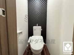 遊び心のあるアクセントクロスが魅力的なトイレ空間。機能性とセンスが融合した、居心地の良いプライベートスペースです。2連トイレットペーパーホルダーなのでお取替えの手間も軽減できます。