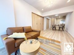 広々16帖のLDKが魅力。家族全員がリラックスできる、ゆったりとした快適リビングで温かい団らんの時間を。