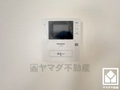 突然の来訪時でも安心なモニター付きインターホンを完備。お留守番中のお子様でも簡単に来訪者の確認ができます。