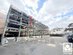 敷地内に駐車場を完備（月額9000円～13000円）。現在、駐車場に空きがございます。空き状況は変動いたしますので、詳細は弊社スタッフまでお気軽にお問い合わせください。