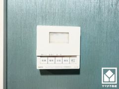 浴室暖房乾燥機付き。真冬の寒い浴室を暖かく、また雨の日の洗濯物の乾燥にと多用途に活躍する機能です。