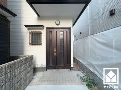 窓から光が差し込み、外出時にも帰宅時にも、明るい気持ちになれる玄関です。