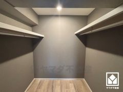 収納力豊富なウォークインクローゼット付き。お洋服はもちろん、スーツケースなどの大物もしっかり収納できます。