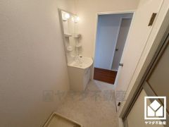 小さなお子様のお風呂上りもこのスペースがあればゆったりとして頂けます。室内洗濯機置場がございますので、天候に左右されず洗濯していただけます。