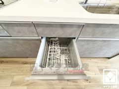 毎日の家事の負担を軽減でき、水道代の節約にもなる食器洗乾燥機付き。