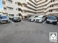 敷地内に駐車場を完備。重い荷物や雨の日の移動もスムーズで、快適なカーライフを実現。空き状況等は弊社スタッフまでお気軽にお問い合わせください。