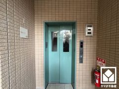 棟内に3基のエレベーターを設置し、待ち時間を短縮。快適な住まいへのアクセスをスムーズに。