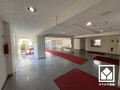 開放的で落ち着いたロビーが、心を癒すひとときを演出。くつろぎと気品が共存する、快適な住まい。