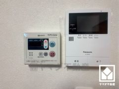 突然の来訪時でも安心なモニター付きインターホンを完備。お留守番中のお子様でも簡単に来訪者の確認ができます。