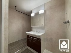 収納付きでスッキリお使い頂ける3面鏡の洗面台です。小上がりのランドリールームには室内物干しが設置されており、天候に関係なくお洗濯物を干していただけます。花粉や黄砂の多い日も安心です。