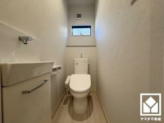 明るく清潔感溢れるトイレです。手洗いが別になっているので、衛生的に使えます。
