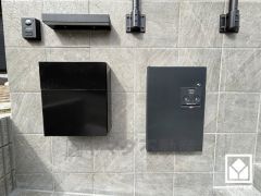 施錠から伝票への押印まで自動で行えるパナソニックの宅配ボックス「COMBO」を搭載しています。留守でも安心、荷物の受け取りをスムーズに。