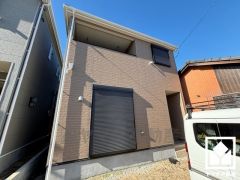 落ち着いた色合いと直線的な美しさが調和したモダンな外観。帰るたびに安心感を感じられる佇まい。