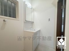 収納付きでスッキリお使い頂ける洗面台です。洗面ボウルが広めなので、忙しい朝でも身支度がしやすく時短になります。