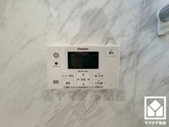 エコキュート搭載。ヒートポンプ技術で効率よくお湯を沸かすため、電気代がお得になります。火を使わないので安全性が高く、断水時にも貯めてあるお湯を生活用水として使用することができます。