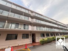 収納付きでスッキリお使い頂ける3面鏡の洗面台がございます。洗面ボウルが広めなので、忙しい朝でも身支度がしやすく時短になります。