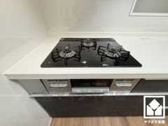 家族のごはん作りがはかどる。同時調理ができる3口コンロ付き。