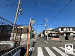 「デイリーヤマザキ稲葉荘1丁目店」まで徒歩6分、「グルメシティ西大島店」まで徒歩8分、「キリン堂尼崎大庄北店」まで徒歩10分など、お買い物施設が徒歩圏内に複数あり便利な住環境です。