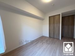 約6.1帖の洋室です。全居室フローリングでお掃除ラクラク。全居室にクローゼットもございますので、お部屋の広さを最大限に活用できます。