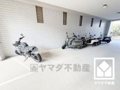 しっかり区画の整理された使い勝手の良いバイク置き場も完備。（125ccまで：年額2400円）