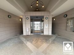 上質な素材と洗練されたデザインが織りなすエントランス。住まう人の誇りを感じさせる、優雅な迎えの空間。