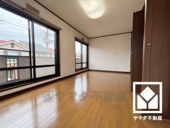バルコニーにつながるお部屋で、通風・陽当たり良好。全居室2面採光となっており、明るい陽光がたっぷり差し込む心地よい生活空間です。