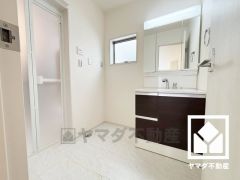 小さなお子様のお風呂上りもこのスペースがあればゆったりとして頂けます。室内洗濯機置場がございますので、天候に左右されず洗濯していただけます。