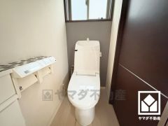 明るく清潔感溢れるトイレです。