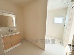 収納付きでスッキリお使い頂ける3面鏡の洗面台です。洗面ボウルが広めなので、忙しい朝でも身支度がしやすく時短になります。