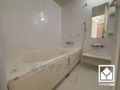 1日の疲れを癒す浴室でゆったりリフレッシュ。清潔感あふれる空間で、毎日のバスタイムをより快適に。