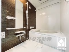 清潔感あふれる空間で、毎日のバスタイムをより快適に。真冬の寒い浴室を暖かく、また雨の日の洗濯物の乾燥にと多用途に活躍する浴室暖房乾燥機付きです。