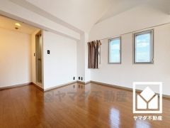 心地よい空間が広がるリビングで、家族みんなが快適に過ごせる時間を提供。