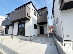 落ち着いた色合いと直線的な美しさが調和したモダンな外観。帰るたびに安心感を感じられる佇まい。